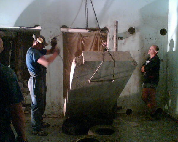 ajt&oacute; v&aacute;g&aacute;sok cs&ouml;rlővel leengedve