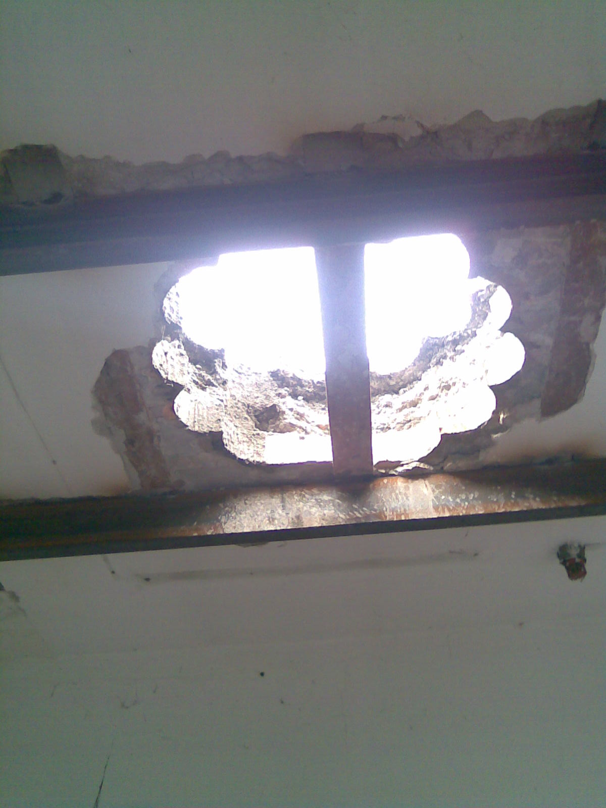 hirdetőt&aacute;bla hely&eacute;nek f&uacute;r&aacute;sa - K&ouml;nyves K&aacute;lm&aacute;n u.