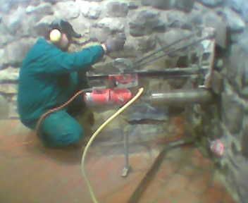 a Holl&oacute;kői v&aacute;rfal &aacute;tf&uacute;r&aacute;sa 1,00 fm hosszan